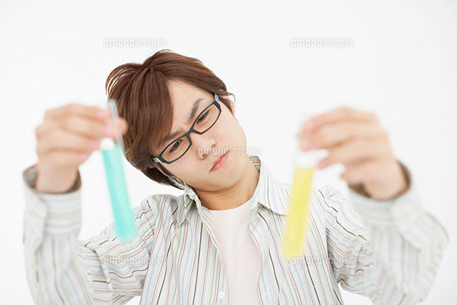 首をかしげる男性 の写真素材 イラスト素材 アマナイメージズ