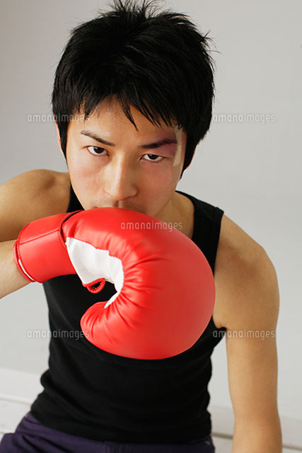 ボクシンググローブと男性 の写真素材 イラスト素材 アマナイメージズ