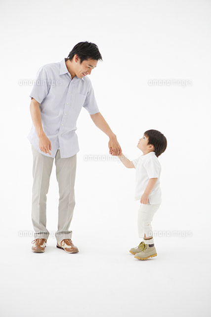 手をつなぐ父と子[11004033514]の写真・イラスト素材｜アマナイメージズ