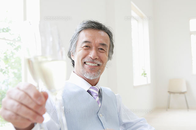 シャンパングラスで乾杯する中高年の男性 の写真素材 イラスト素材 アマナイメージズ シャンパングラスで乾杯する中高年の男性 の写真素材 イラスト素材 アマナイメージズ