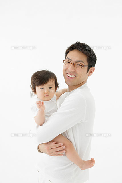 赤ちゃんを抱っこする父親 の写真素材 イラスト素材 アマナイメージズ