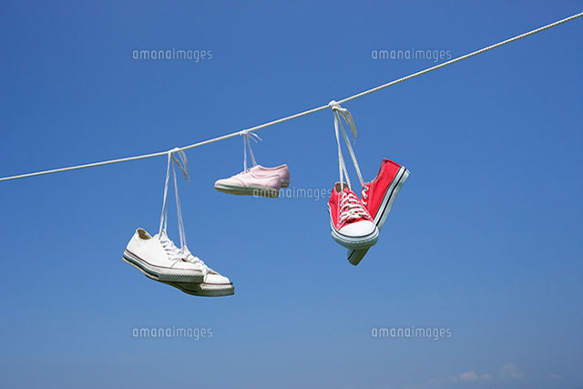 青空とスニーカー の写真素材 イラスト素材 アマナイメージズ