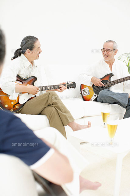 ギターを弾くシニア男性たち の写真素材 イラスト素材 アマナイメージズ