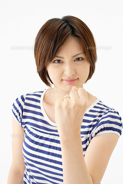 握り拳の若い女性 の写真素材 イラスト素材 アマナイメージズ
