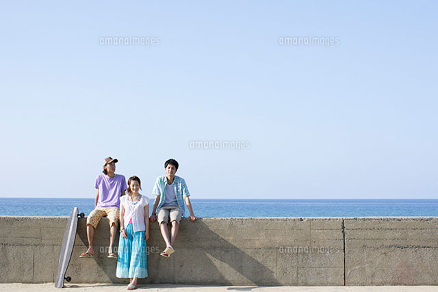 防波堤の若い男女 の写真素材 イラスト素材 アマナイメージズ
