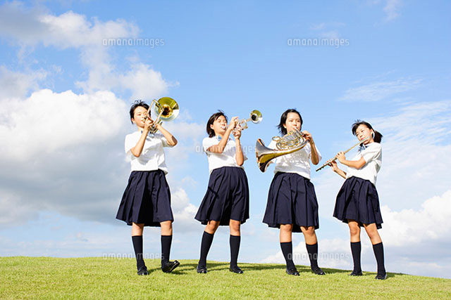 楽器を演奏する女子中学生 の写真素材 イラスト素材 アマナイメージズ