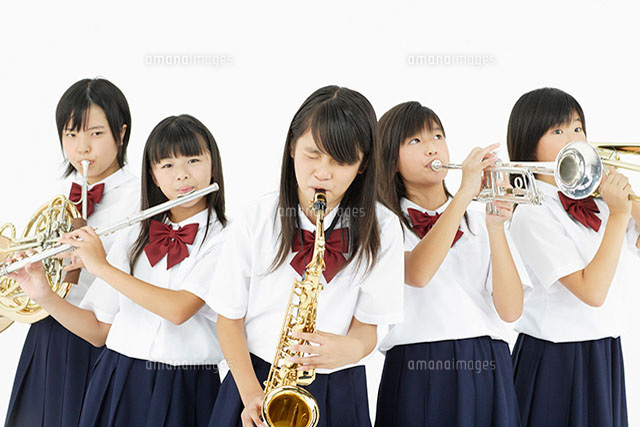 楽器を演奏する女子中学生 の写真素材 イラスト素材 アマナイメージズ