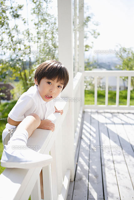 柵を乗り越える男の子 の写真素材 イラスト素材 アマナイメージズ