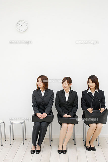 スーツを着て椅子に座る日本人女性 の写真素材 イラスト素材 アマナイメージズ