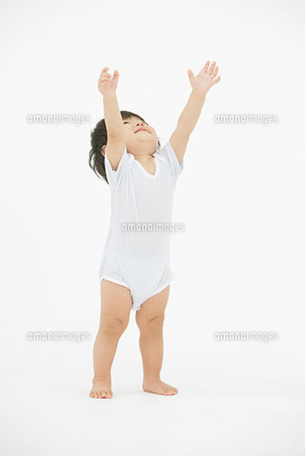 両手をあげる日本人の赤ちゃん の写真素材 イラスト素材 アマナイメージズ