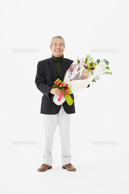 花束を持った中高年の男性 の写真素材 イラスト素材 アマナイメージズ