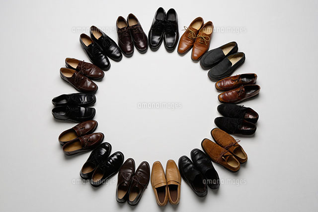 円形に並べた男性の靴 の写真素材 イラスト素材 アマナイメージズ