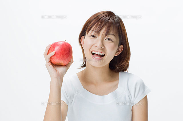 リンゴを持つ女性 の写真素材 イラスト素材 アマナイメージズ