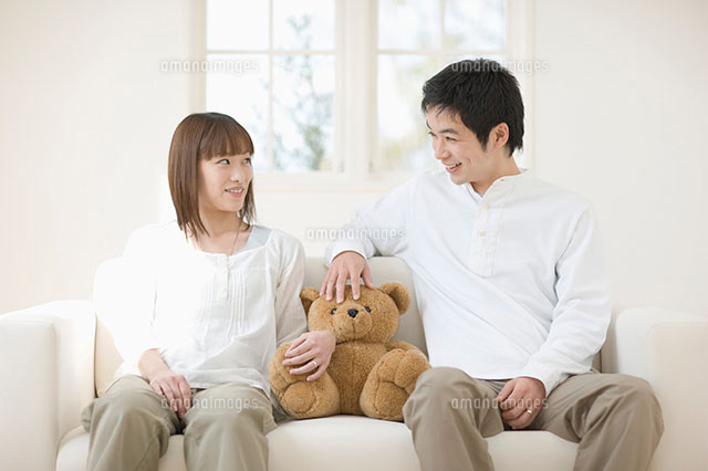 ぬいぐるみとカップル の写真素材 イラスト素材 アマナイメージズ