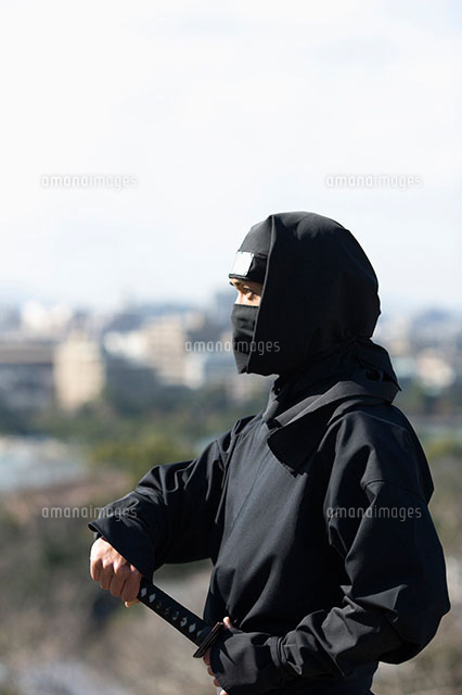 ビル街を見下ろす忍者 の写真素材 イラスト素材 アマナイメージズ