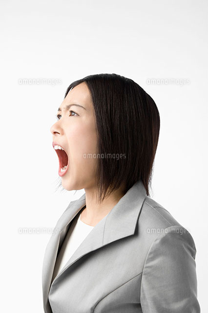 大声をだすスーツ姿の女性 の写真素材 イラスト素材 アマナイメージズ 大声をだすスーツ姿の女性 の写真素材 イラスト素材 アマナイメージズ