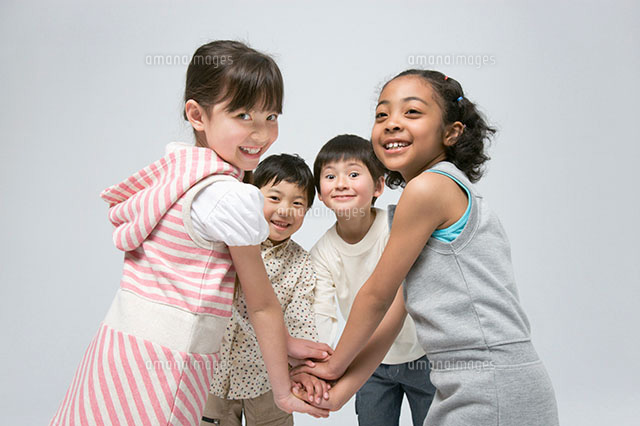 円陣を組む日本人とハーフの４人の子供 の写真素材 イラスト素材 アマナイメージズ