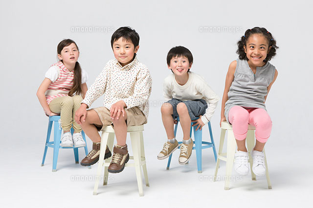 椅子に座る日本人とハーフの４人の子供 の写真素材 イラスト素材 アマナイメージズ