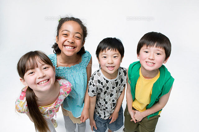 日本人とハーフの４人の子供 の写真素材 イラスト素材 アマナイメージズ