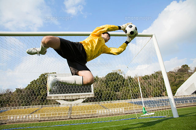 ボールをつかむゴールキーパー の写真素材 イラスト素材 アマナイメージズ