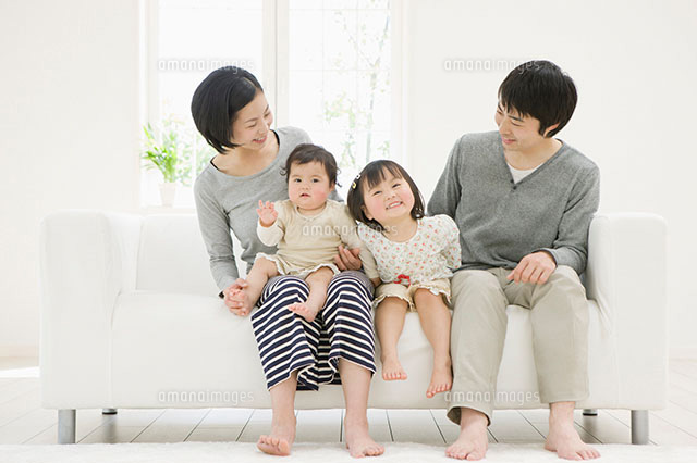 ソファに腰掛ける親子 の写真素材 イラスト素材 アマナイメージズ
