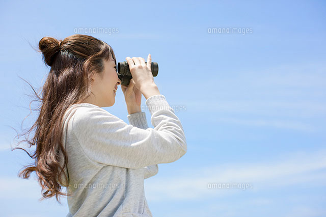 双眼鏡で遠くを見る女性 の写真素材 イラスト素材 アマナイメージズ