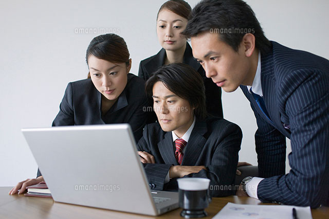 パソコンを覗きこむ男女会社員 の写真素材 イラスト素材 アマナイメージズ
