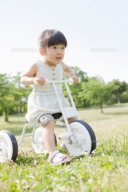 三輪車に乗る女の子 の写真素材 イラスト素材 アマナイメージズ