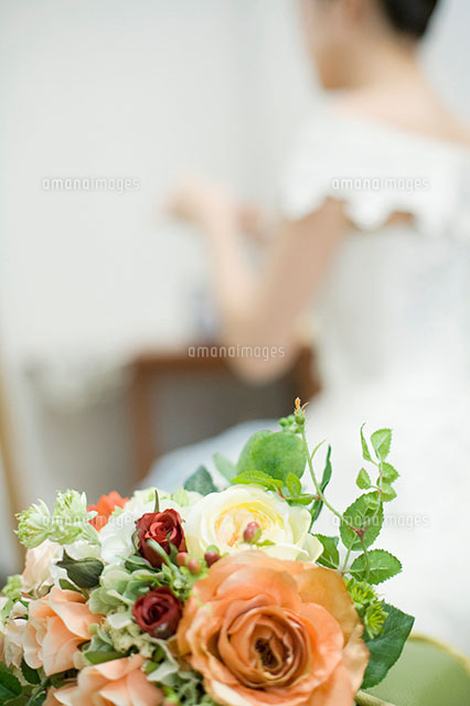 ウェディングブーケと花嫁のシルエット の写真素材 イラスト素材 アマナイメージズ