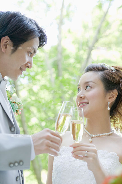 シャンパンで乾杯する新郎新婦 の写真素材 イラスト素材 アマナイメージズ