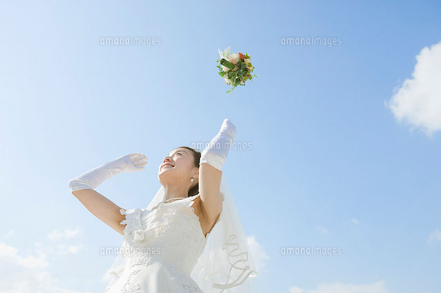 ブーケトスをする新婦 の写真素材 イラスト素材 アマナイメージズ