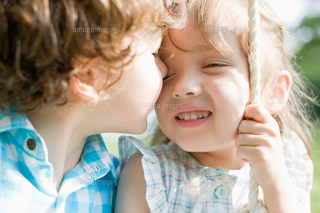 キスしようとする子どもたち の写真素材 イラスト素材 アマナイメージズ
