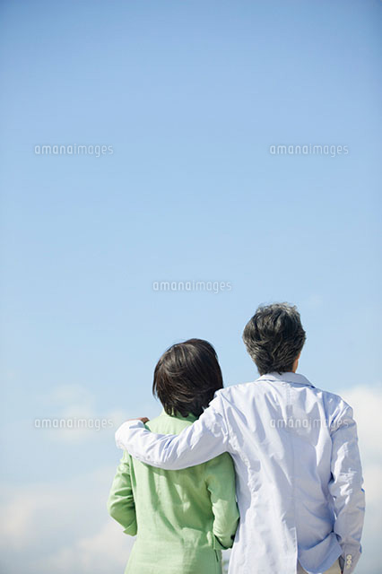 青空の下で寄り添うシニア夫婦の後ろ姿 の写真素材 イラスト素材 アマナイメージズ
