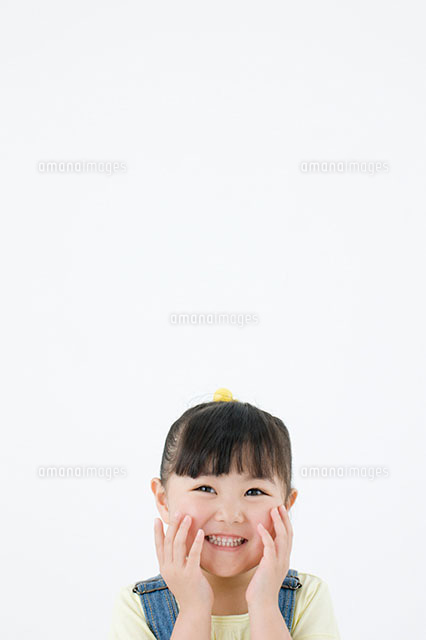 頬に手をあてる女の子 11004073966 の写真素材 イラスト素材 アマナイメージズ