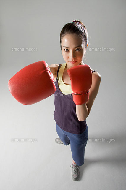 ボクシンググローブをつけて構える女性 の写真素材 イラスト素材 アマナイメージズ
