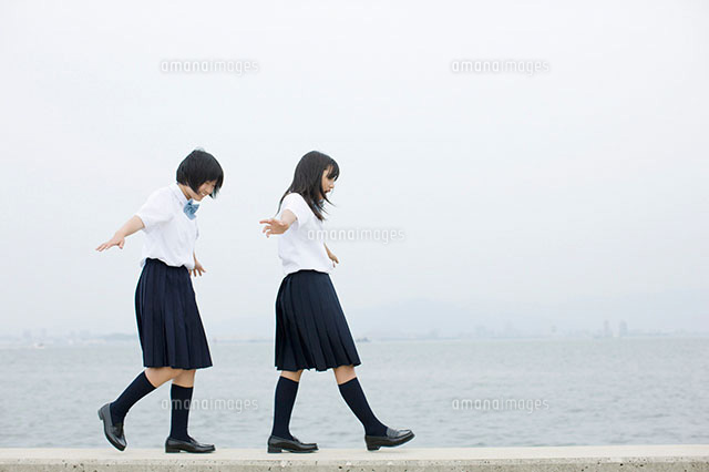 防波堤を歩く女子中学生 の写真素材 イラスト素材 アマナイメージズ 防波堤を歩く女子中学生 の写真素材 イラスト素材 アマナイメージズ