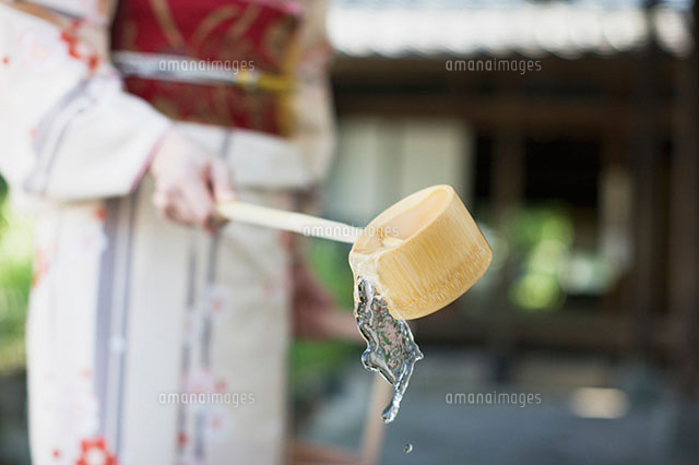 打ち水をする着物姿の女性 の写真素材 イラスト素材 アマナイメージズ
