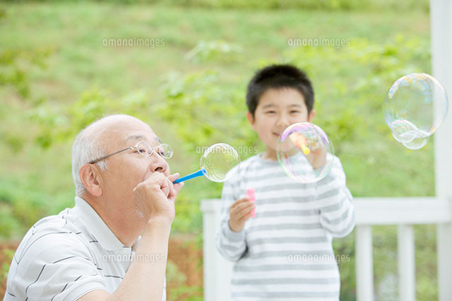 シャボン玉で遊ぶ祖父と孫[11004074274]の写真素材・イラスト素材｜アマナイメージズ