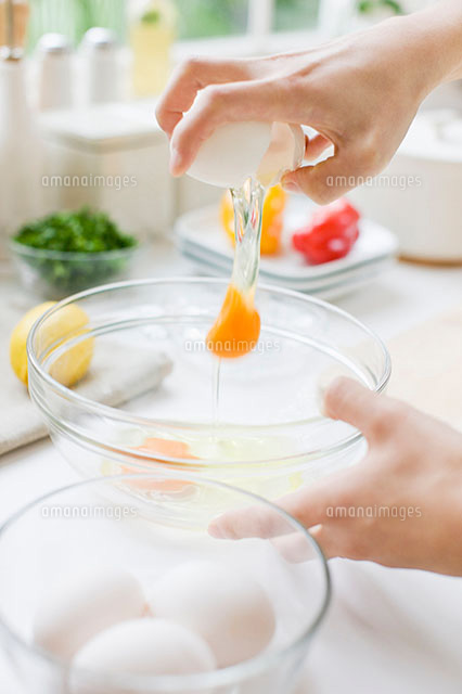 卵を割る女性 の写真素材 イラスト素材 アマナイメージズ