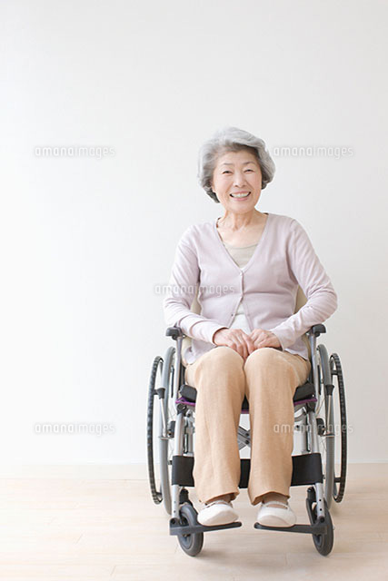 車椅子に乗る女性 の写真素材 イラスト素材 アマナイメージズ