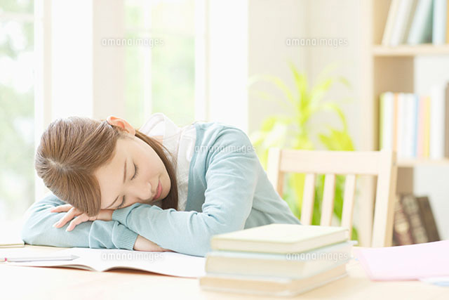 机で眠る女性 11004078201 の写真素材 イラスト素材 アマナイメージズ