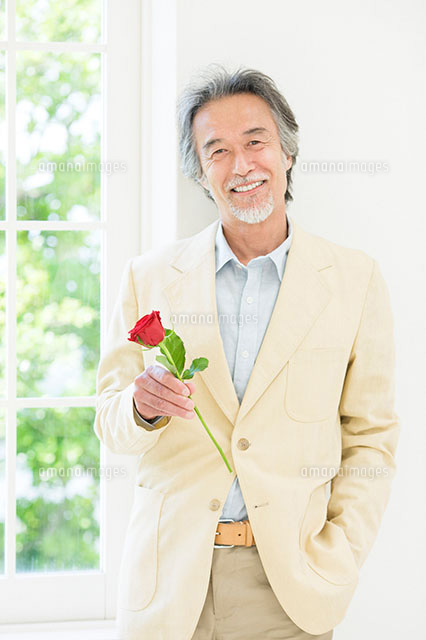 バラの花を持った男性 の写真素材 イラスト素材 アマナイメージズ