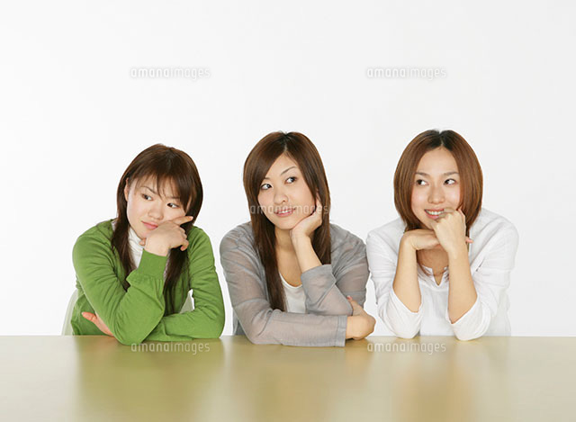 頬杖をつく3人の女性 11004078575 の写真素材 イラスト素材 アマナイメージズ