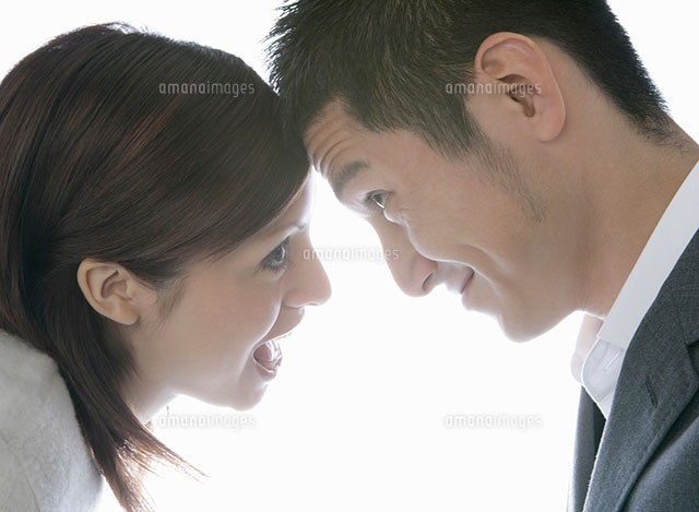 額を寄せ合うカップル の写真素材 イラスト素材 アマナイメージズ