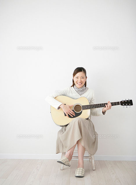 ギターを弾く日本人女性 の写真素材 イラスト素材 アマナイメージズ ギターを弾く日本人女性 の写真素材 イラスト素材 アマナイメージズ