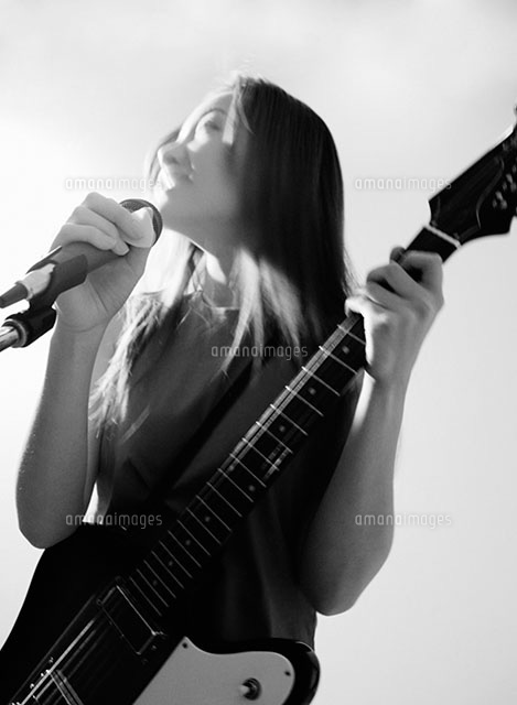 ギターを持った日本人女性 の写真素材 イラスト素材 アマナイメージズ