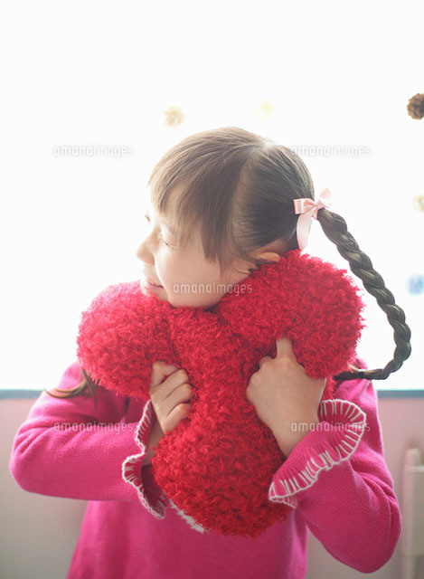 クッションを抱きしめる女の子 の写真素材 イラスト素材 アマナイメージズ