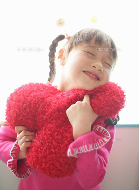 クッションを抱きしめる女の子 の写真素材 イラスト素材 アマナイメージズ