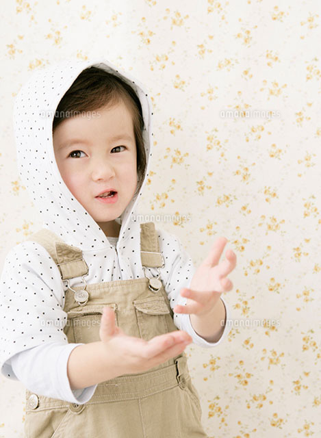 フードを被った男の子 の写真素材 イラスト素材 アマナイメージズ フードを被った男の子 の写真素材 イラスト素材 アマナイメージズ