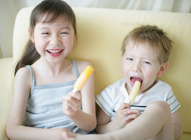 アイスキャンデーを食べる子供達 の写真素材 イラスト素材 アマナイメージズ